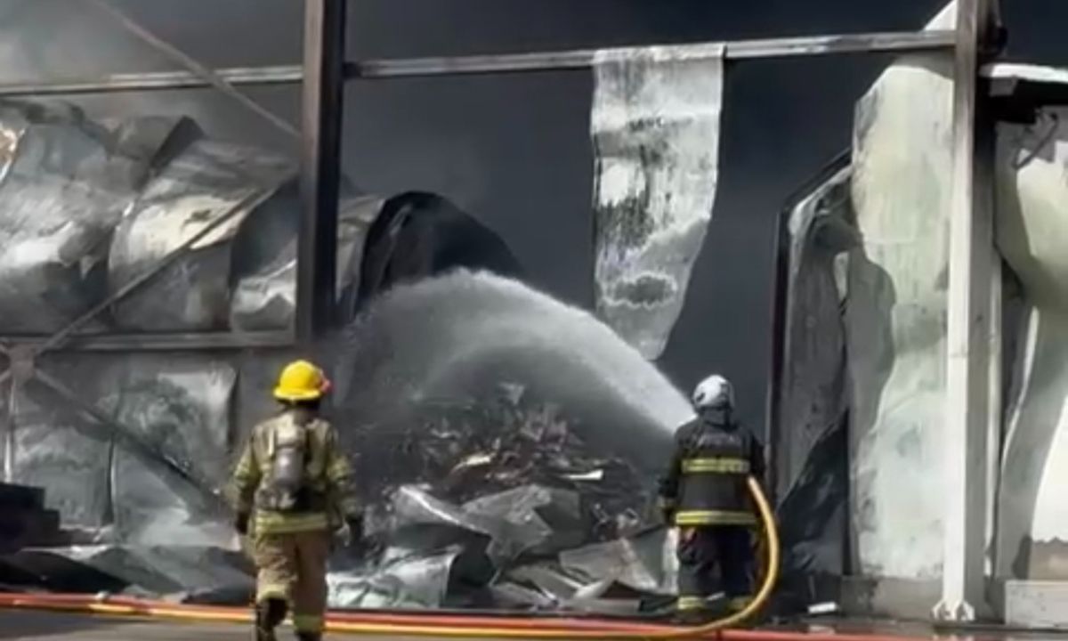 bomberos trabajando en la extinción del incendio en Conarpesa
