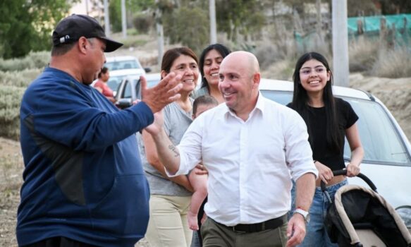 Gustavo sastre saluda a vecinos