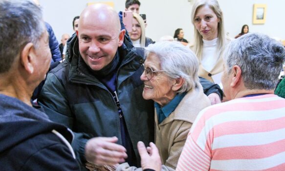 Gustavo sastre saluda a una señora