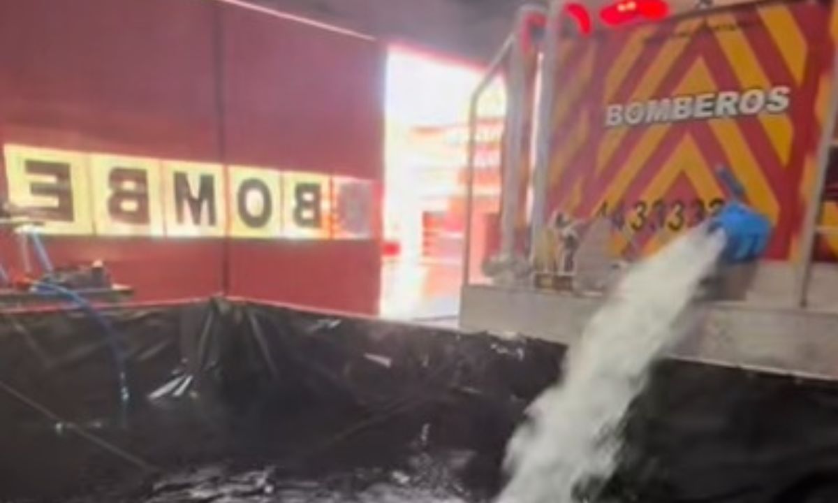 Bomberos de Trelew refuerzan la distribución de agua ante la emergencia por falta de suministro