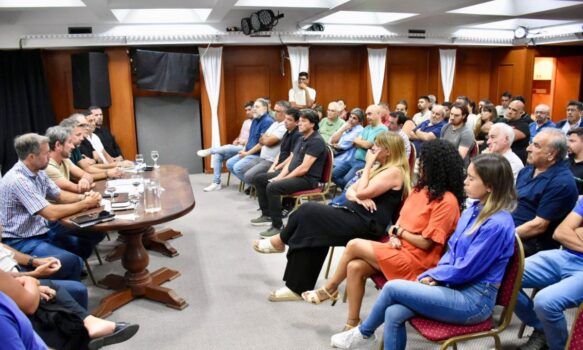 PLANO DE LA MESA DE AUTORIDADES FRENTE A CONCURRENTES A LA REUNION EN LA CAMARA DE COMERCIO