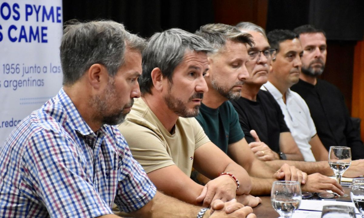 EL INTENDENTE GERARDO MERINO Y FUNCIONARIOS REUNIDOS CON REPRESENTANTES DE LA CAMARA DE COMERCIO