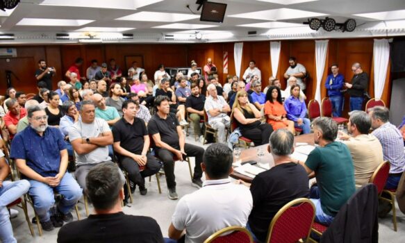 PERSONAS REUNIDAS EN LA CAMARA DE COMERCIO DE TRELEW