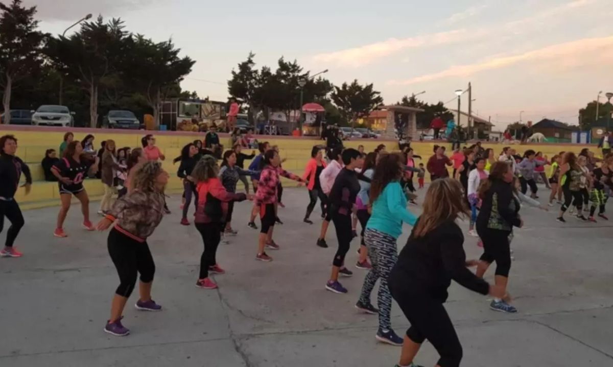 clase de zumba al aire libro