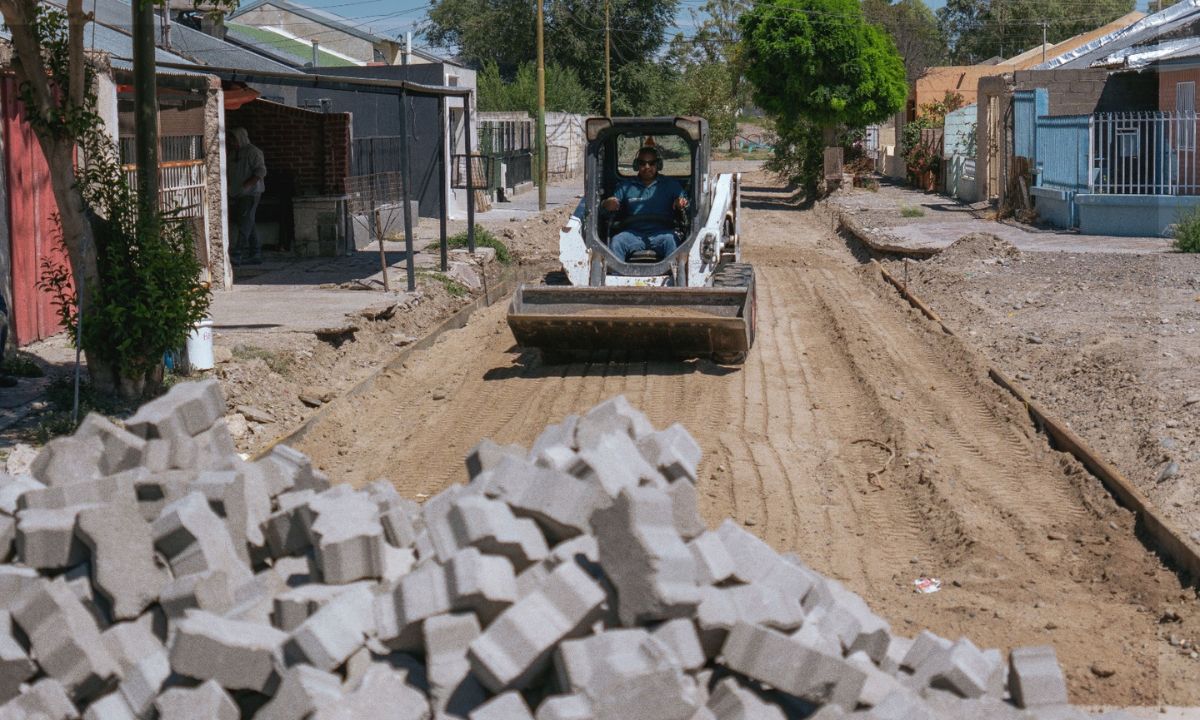 Municipio de Rawson puso en marcha la obra de adoquinado del pasaje Villegas en el Área 12