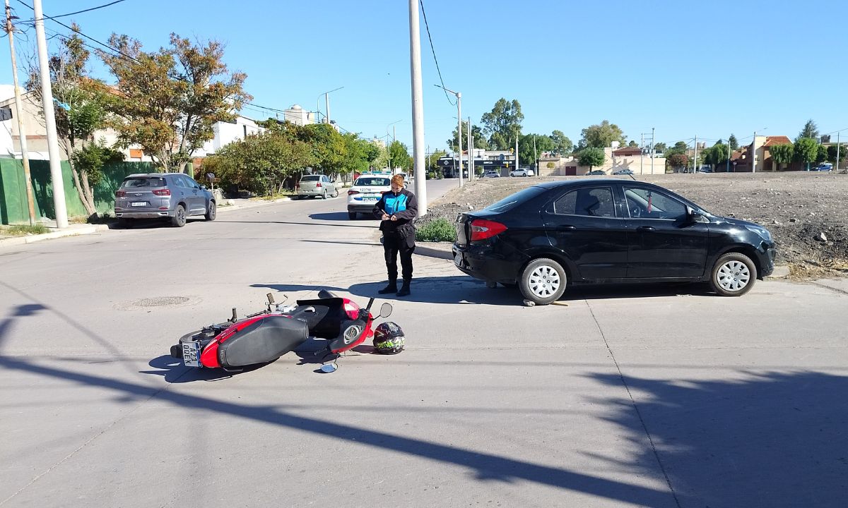 Trelew: Fuerte choque entre una moto y un auto