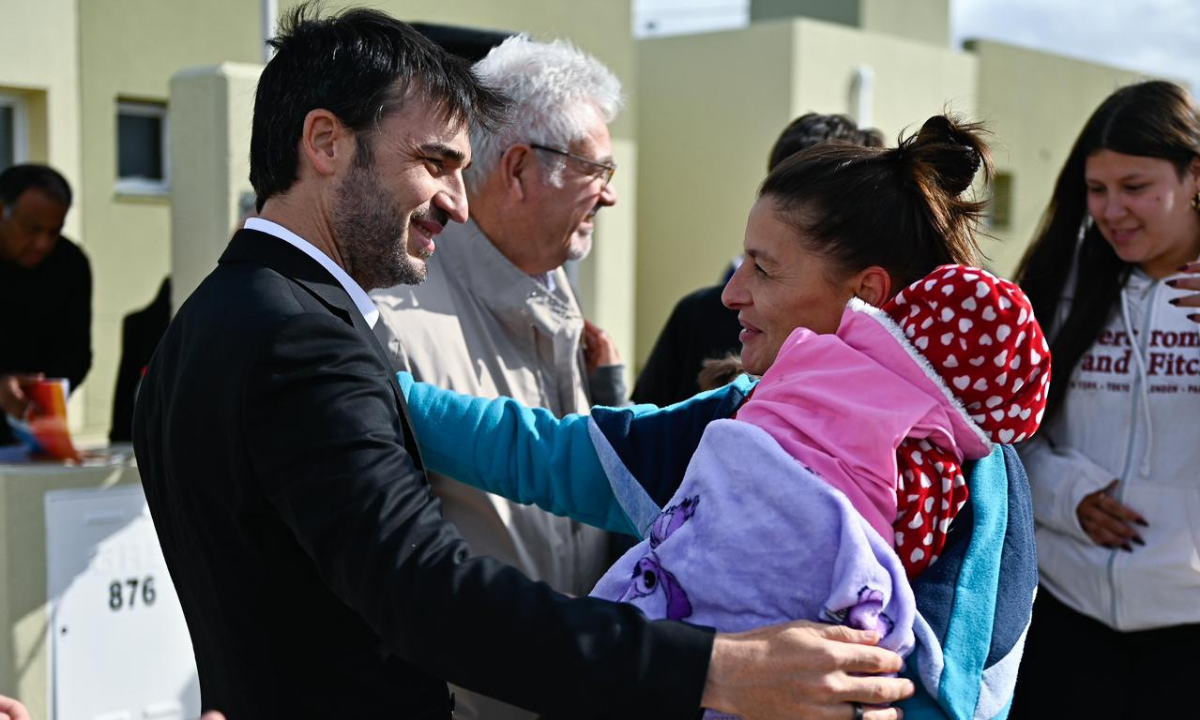 Tras finalizar una obra suspendida por la gestión anterior, Provincia entregó la llave de su primera casa a diez familias de Dolavon