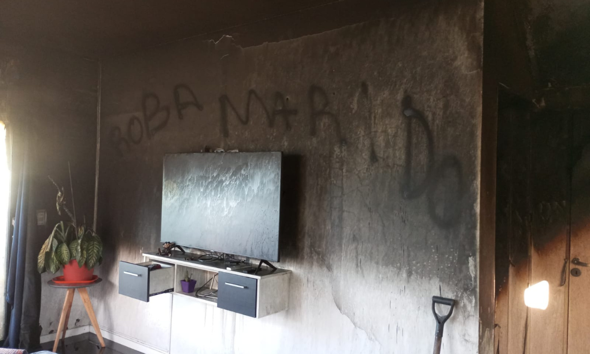 Trelew: voraz incendio destruyó gran parte de una vivienda y murió una mascota