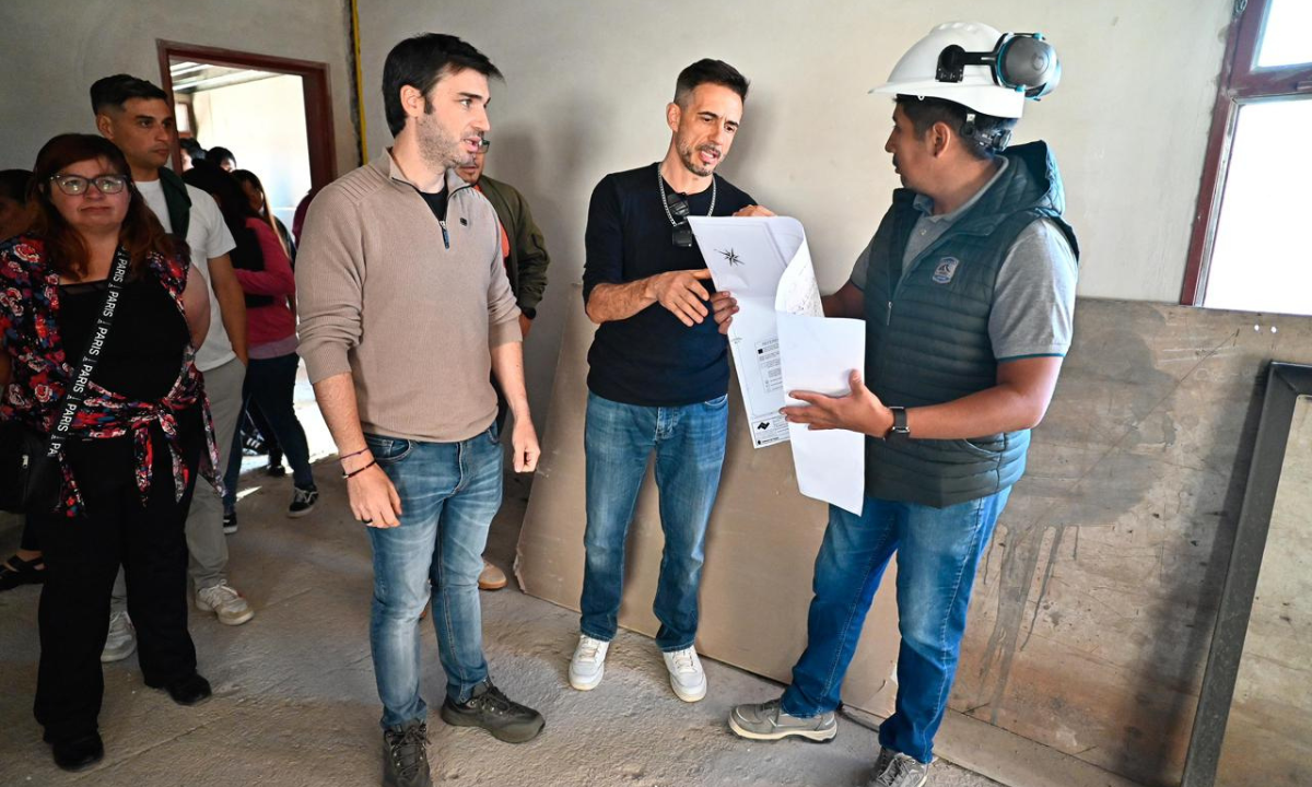 El gobernador recorrió la obra de la comisaría de kilómetro 8 en Comodoro Rivadavia