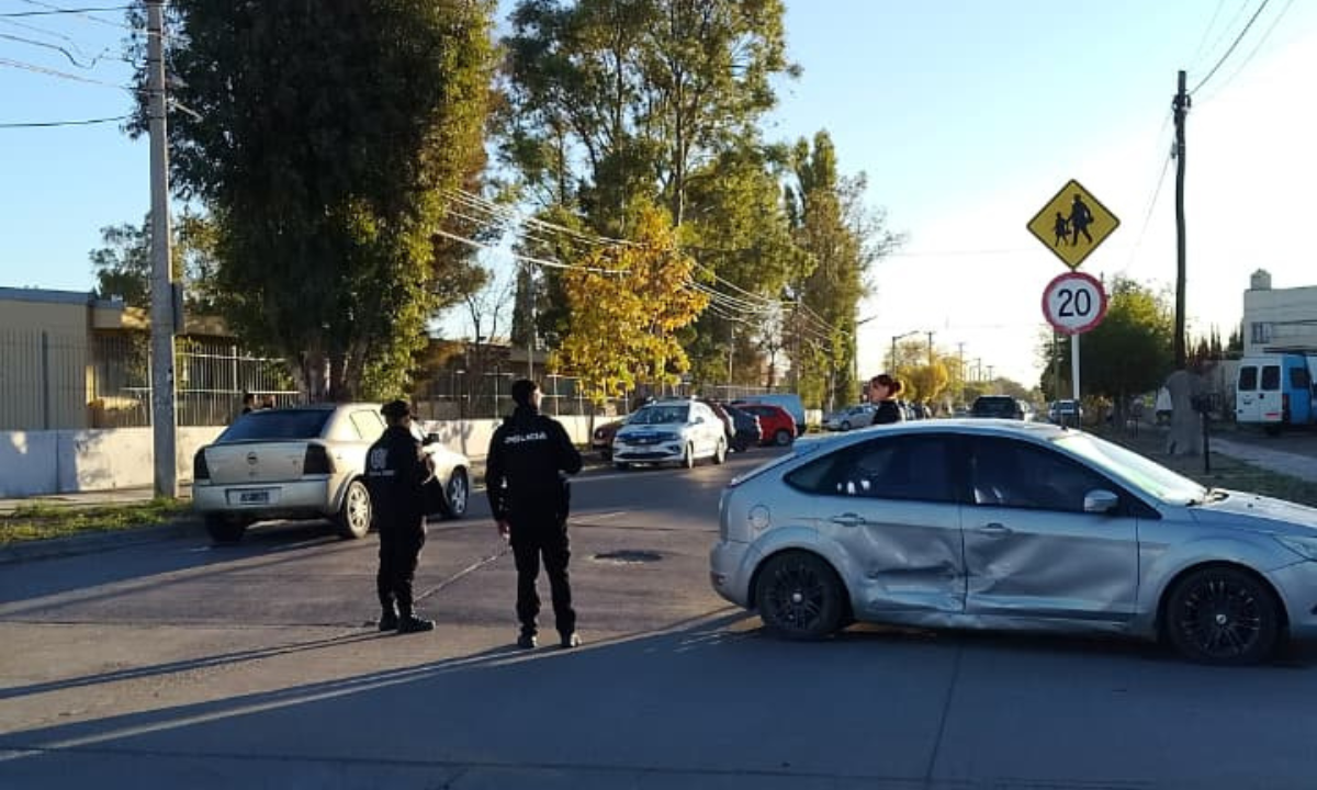 Trelew: un menor resultó herido tras un choque frente a la Escuela 151