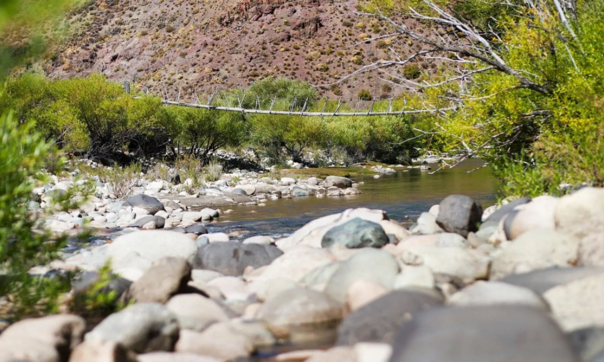 Piden investigar por presunto lavado de activos a la compra de campos en la naciente del Río Chubut