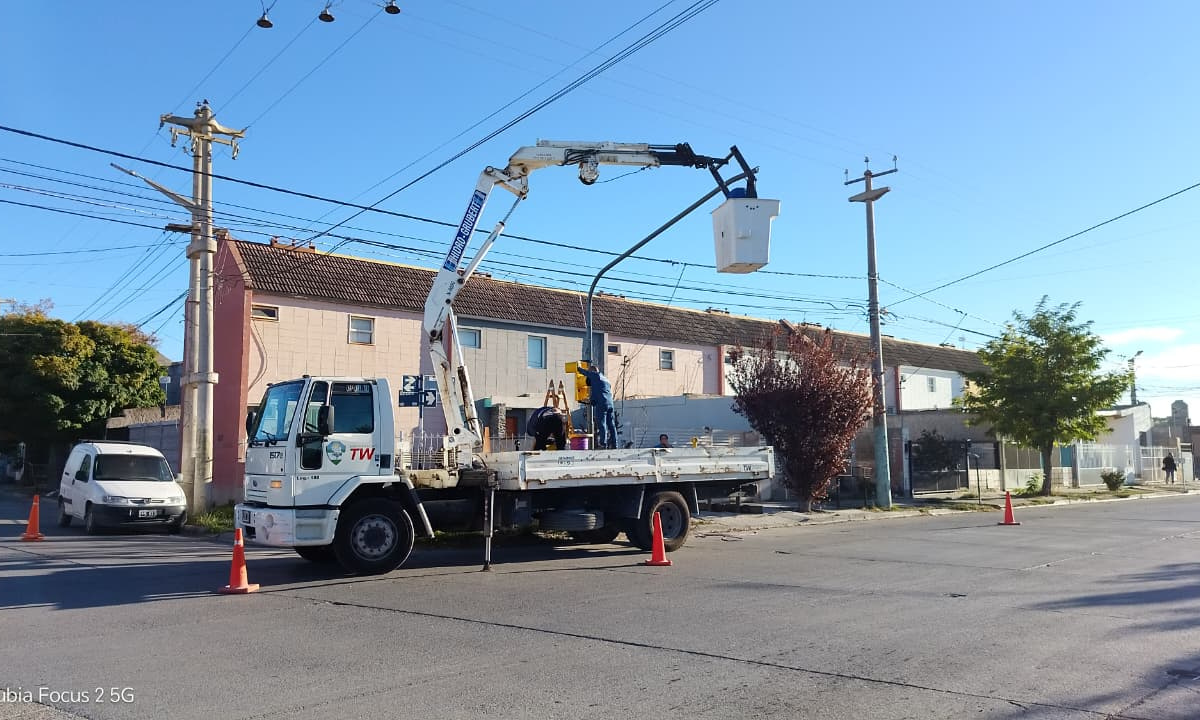 El municipio colocó el esperado semáforo en Marconi y Michael Jones de Trelew