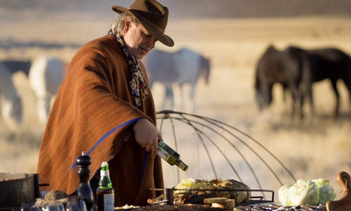 Debate en Alto Río Senguer por la cesión de un lote a una fundación vinculada a Francis Mallmann