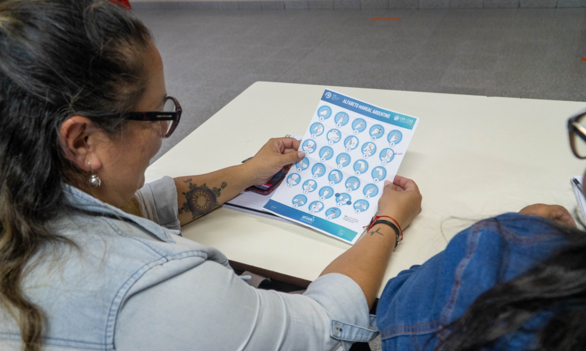 Con amplia participación comenzó el curso gratuito de lengua de señas en Rawson