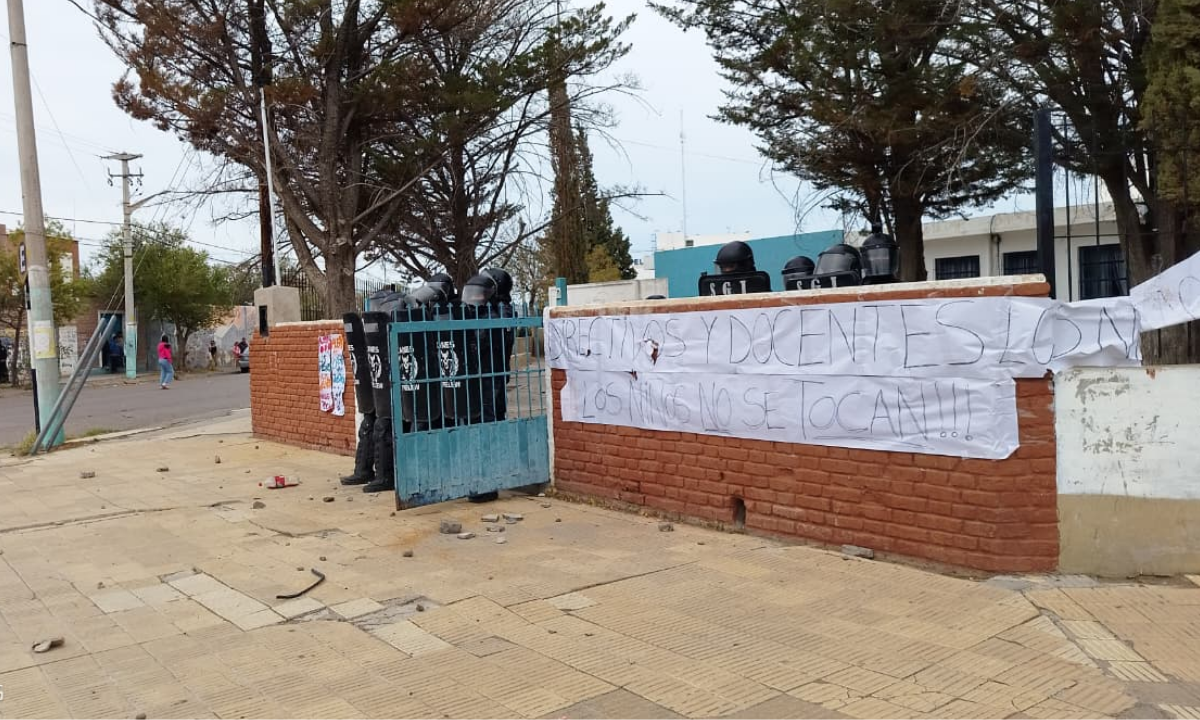 El ministro Iturrioz defendió la actuación de la policía por la pueblada frente a la escuela 21