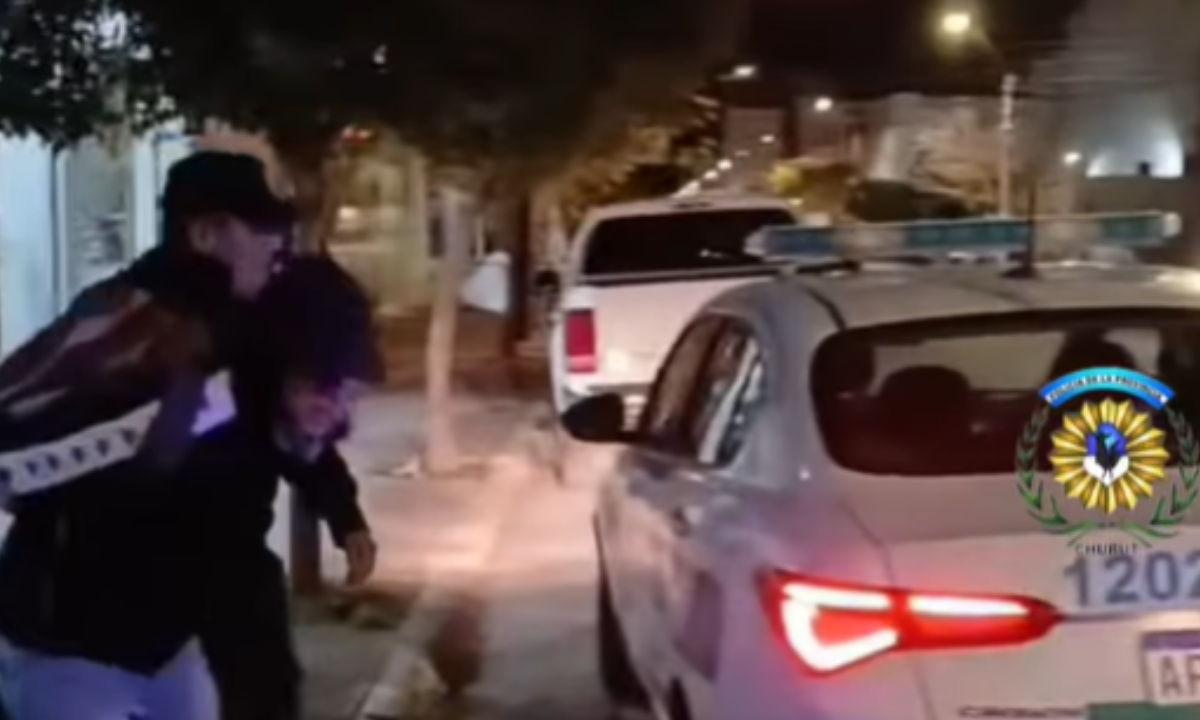 Detienen a dos hombres tras frustrado robo tipo boquete en una concesionaria