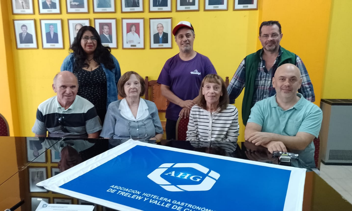 La Asociación Empresaria Hotelera Gastronómica realizó la entrega de los fondos recaudados en la Paella Solidaria