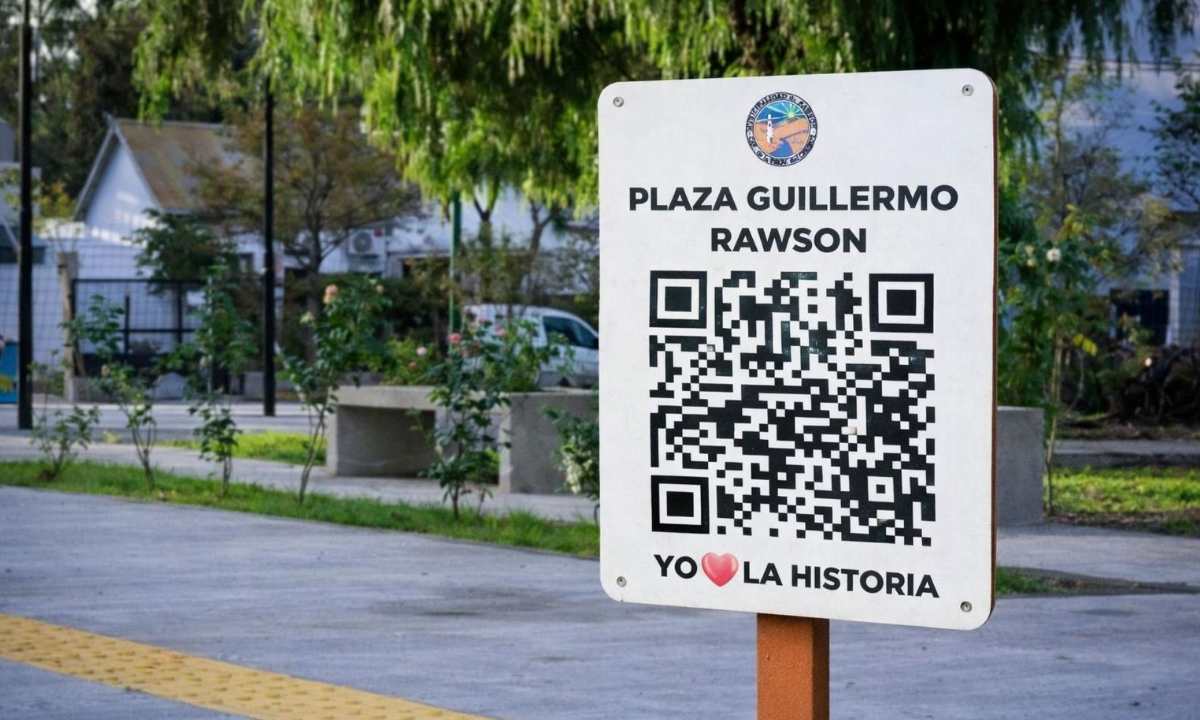Rawson instala carteles con códigos QR para difundir la historia en espacios públicos