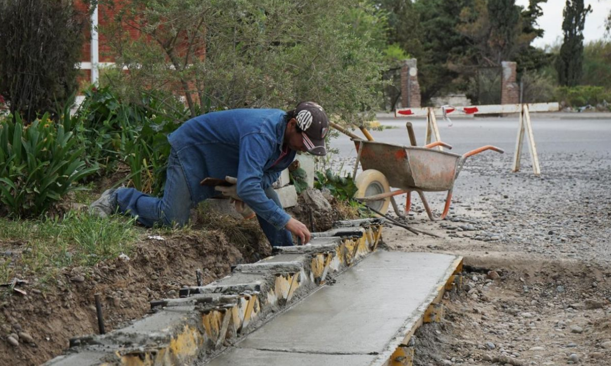 Rawson: inician obra de cordón cuneta en barrio 490