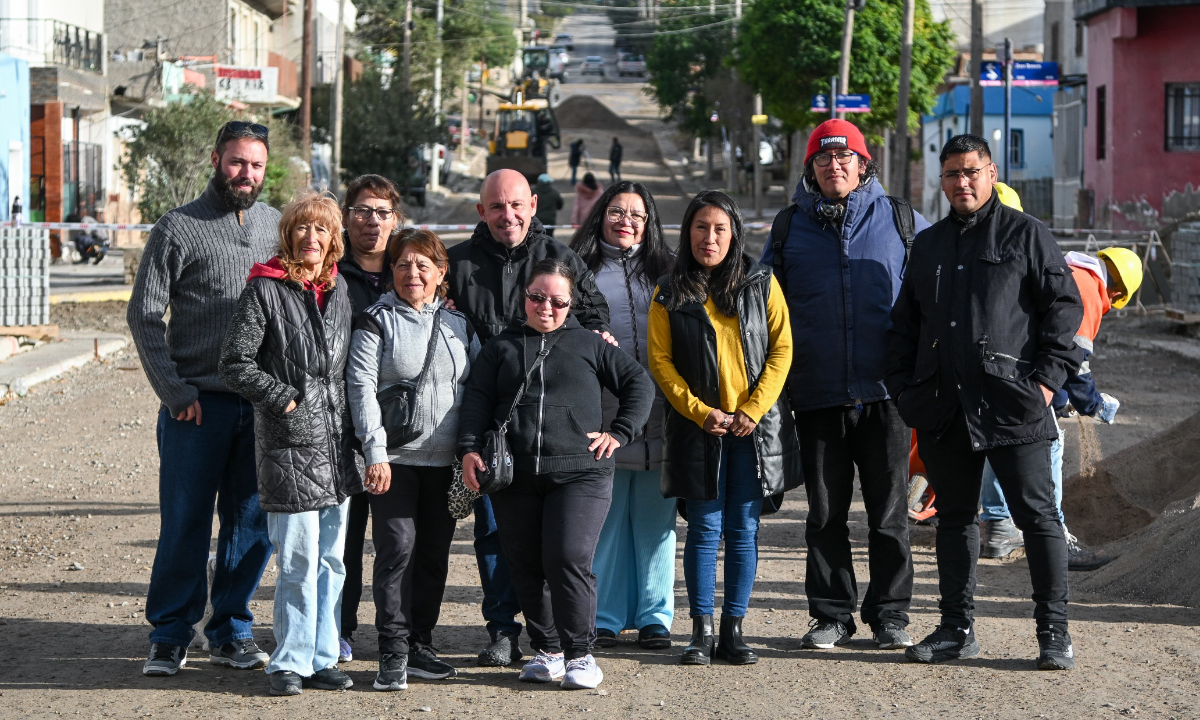 Sastre recorrió la obra de adoquinado en la calle Roberto Gómez y destacó avances en infraestructura urbana
