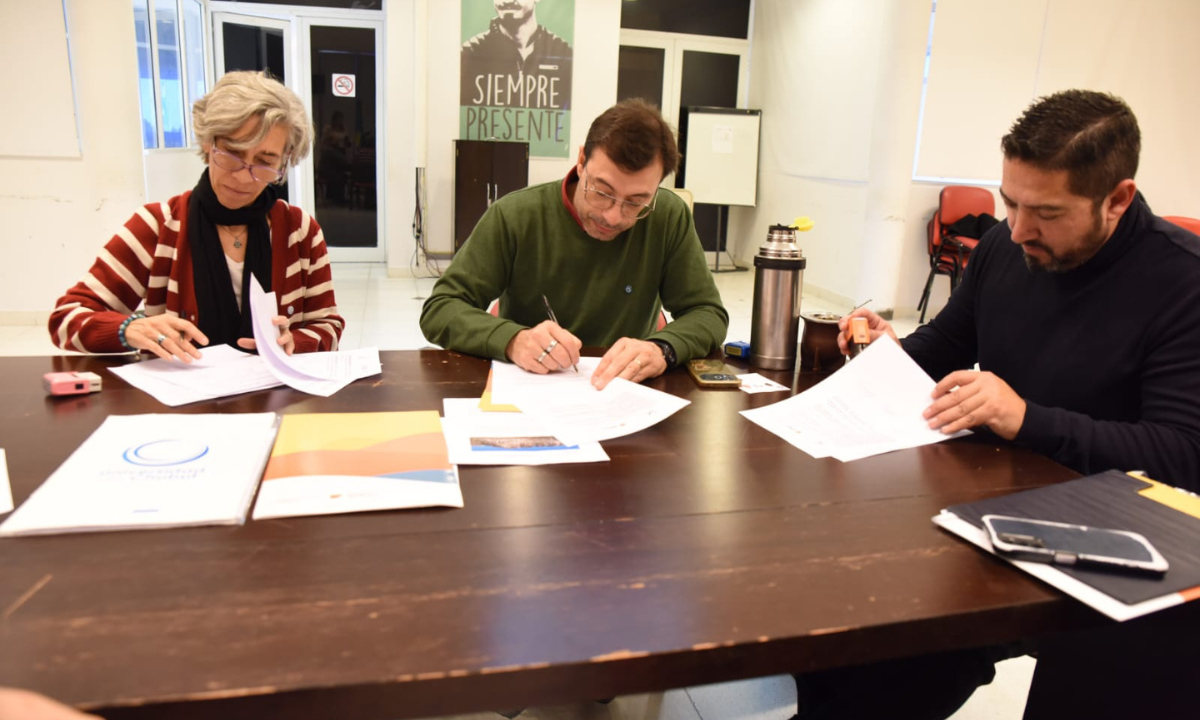 Provincia avanza en la preservación de Piedra Calada con un convenio entre Cultura, la Universidad del Chubut y la comuna de Las Plumas