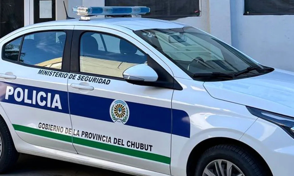Incidentes en el barrio 2 de Abril: un policía lesionado y daños a un patrullero en Rawson