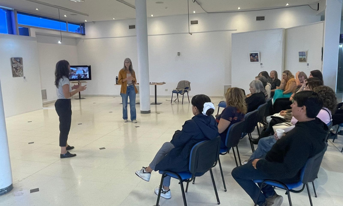 Provincia acompañó un conversatorio sobre mosaiquismo en el Centro Cultural Provincial de Rawson