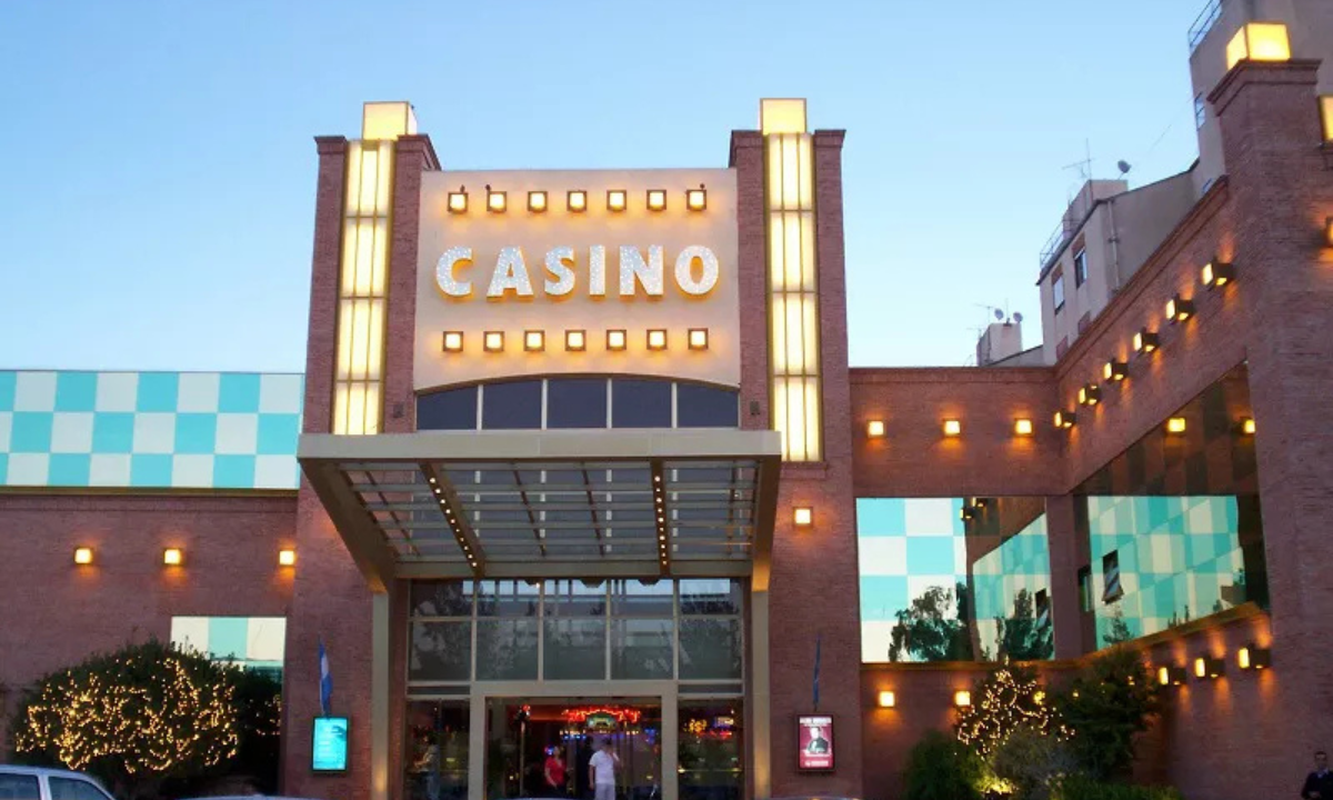 Casino Club renovó su propuesta en Trelew con gastronomía premium, cava de vinos y shows en vivo