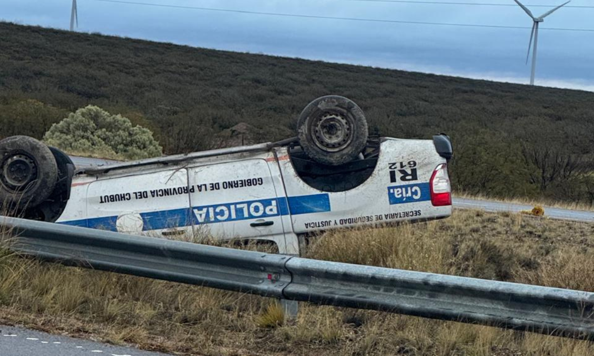 Volcó una camioneta que trasladaba a un preso de la cárcel provincial