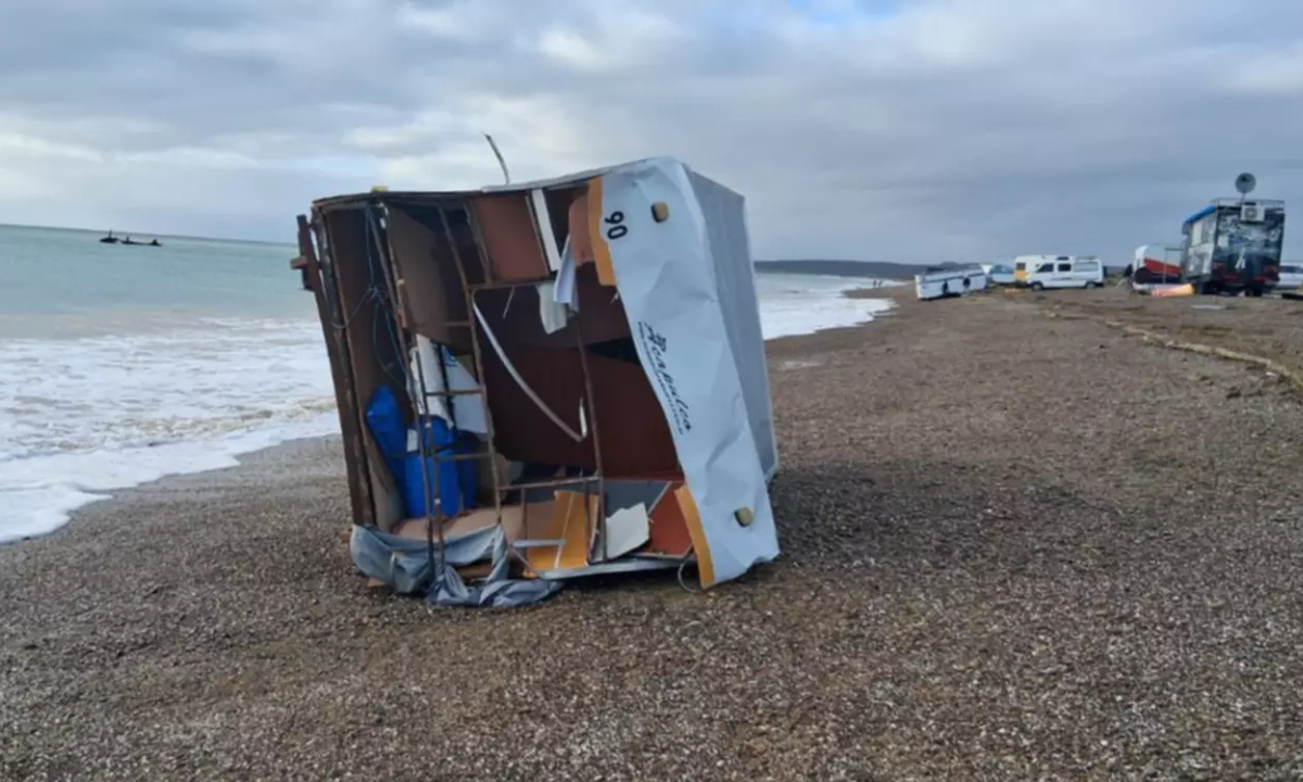 Puerto Madryn: la marea arrastró una casilla en Playa Paraná y crece la preocupación por el sector