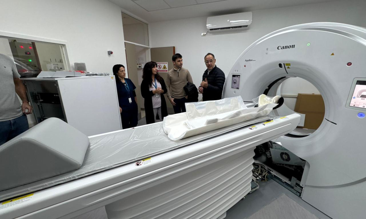 Con la instalación del tomógrafo, se da otro paso importante en el equipamiento del nuevo hospital de Trelew