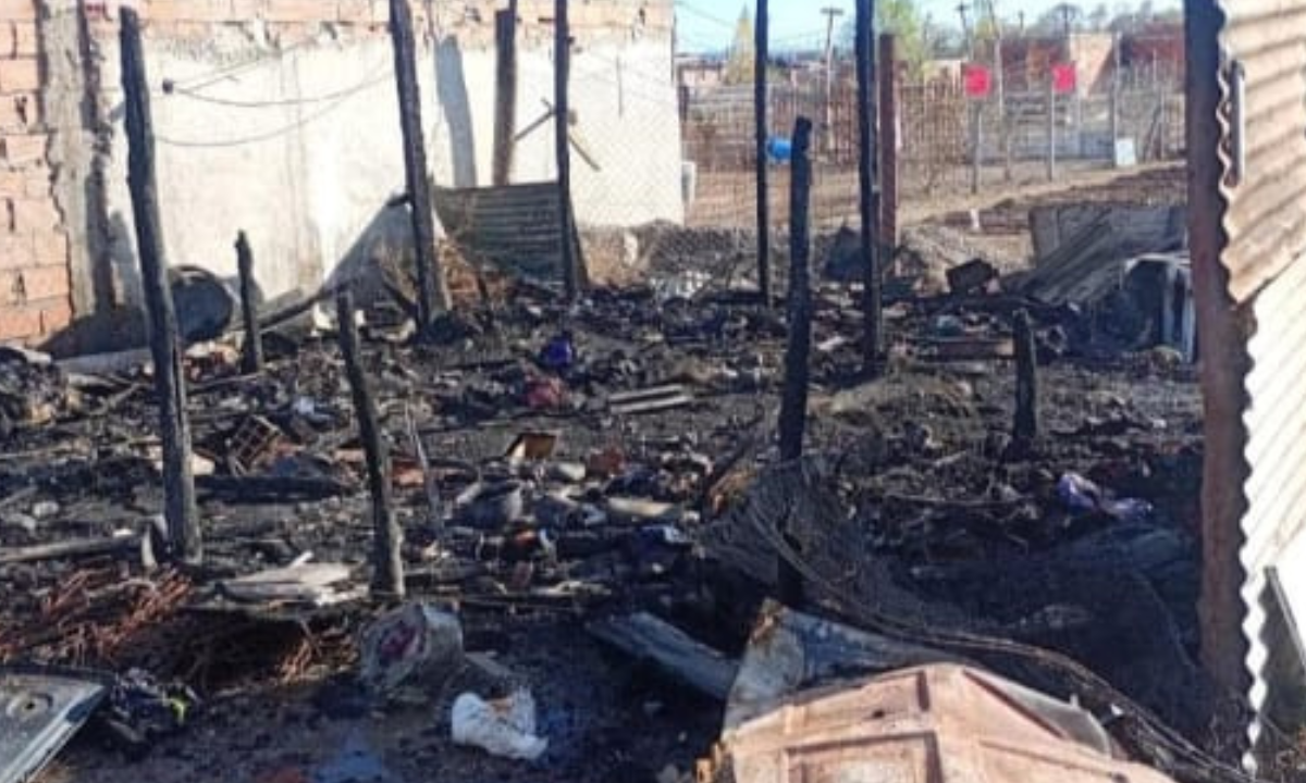 Una familia perdió todo en un incendio en el barrio Costanera de Trelew
