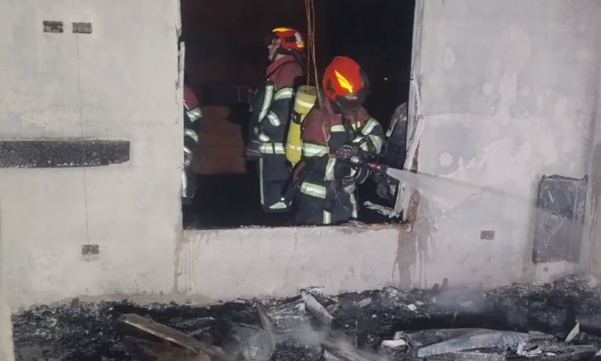 Rawson: un incendio destruyó una habitación de una vivienda en el barrio La Isla