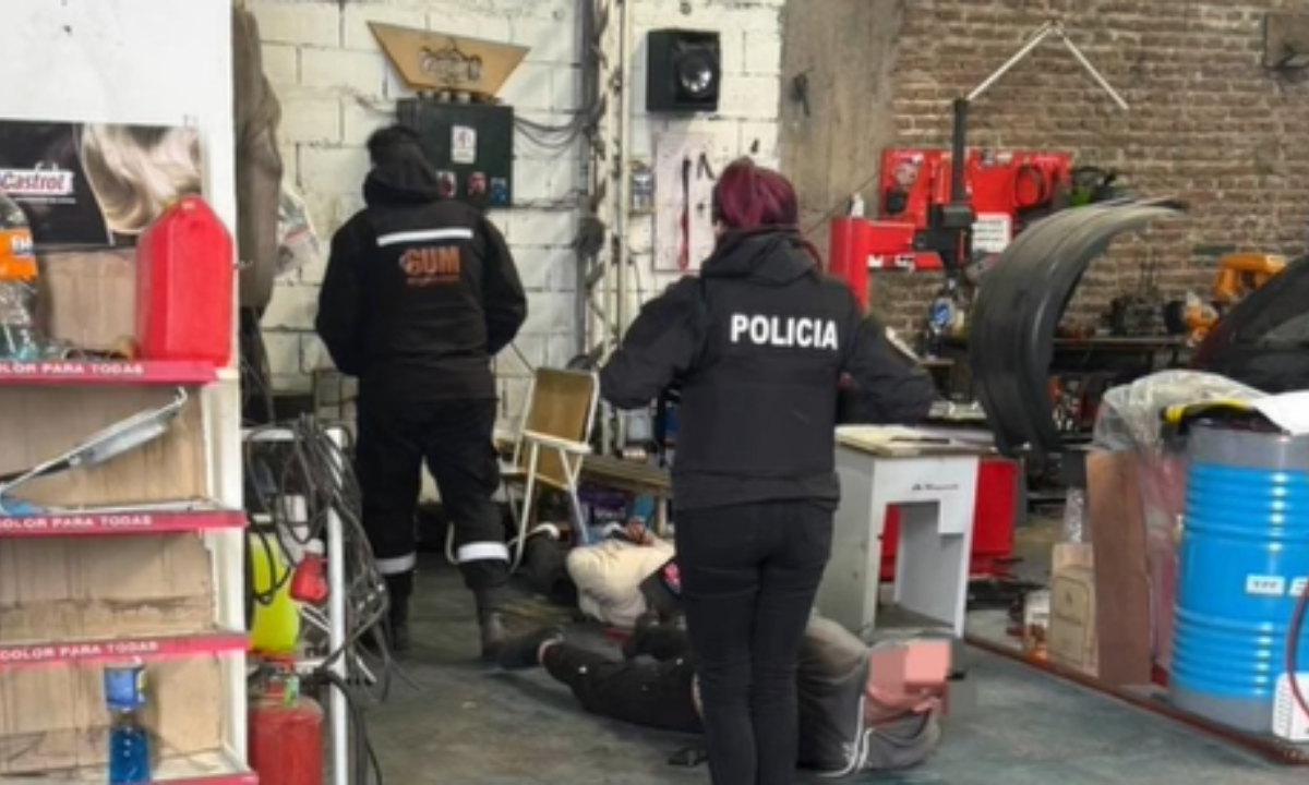 Allanamientos en Sarmiento por un robo agravado: identificaron a cuatro personas y secuestraron armas y celulares