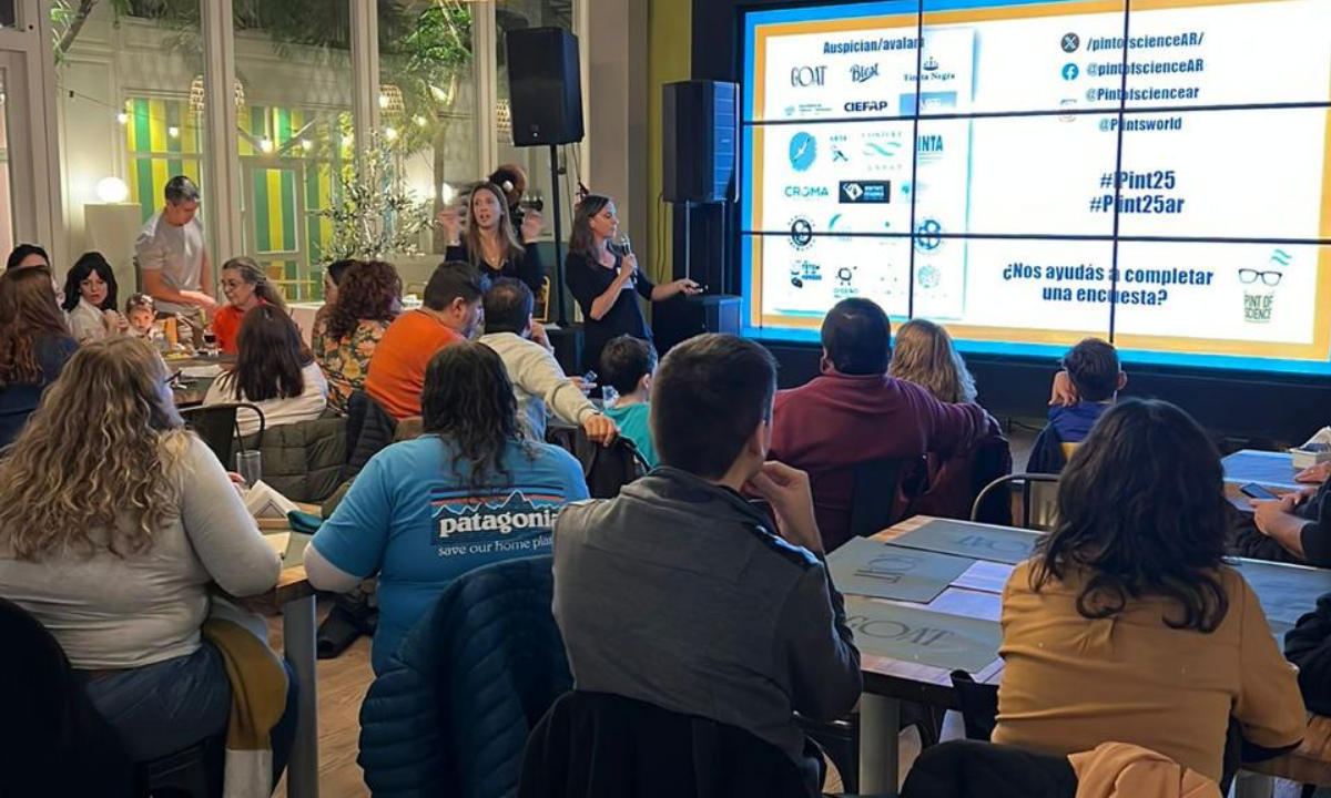 La ciencia se vive en los bares: vuelve “Pint of Science” a Trelew y llega por primera vez a Puerto Madryn