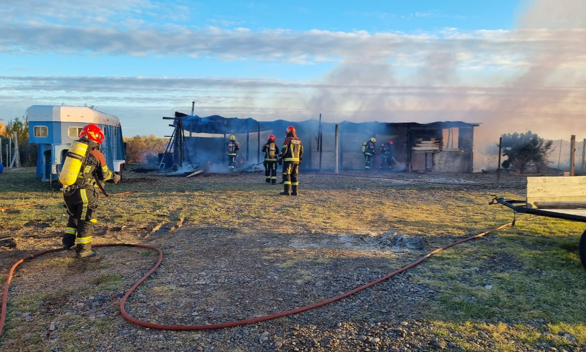 Importante incendio destruyó una estructura rural sobre Ruta 7