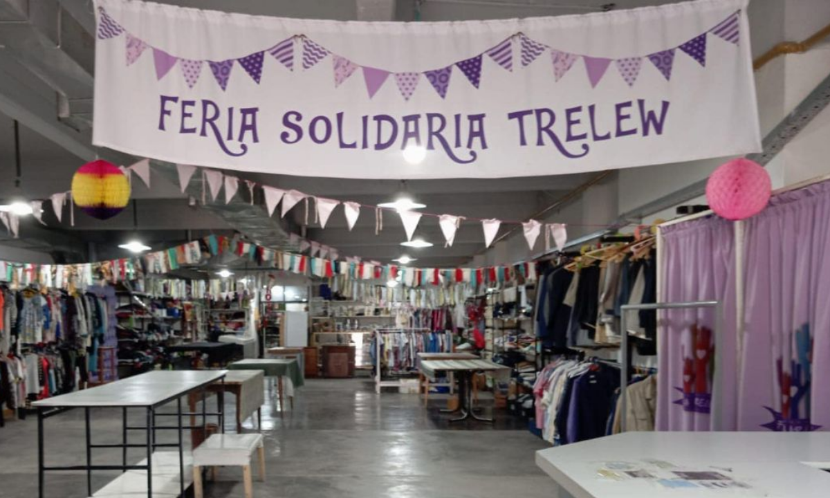 La Feria Solidaria de Trelew asiste a familias y personas en situación de calle ante la creciente demanda por el frío
