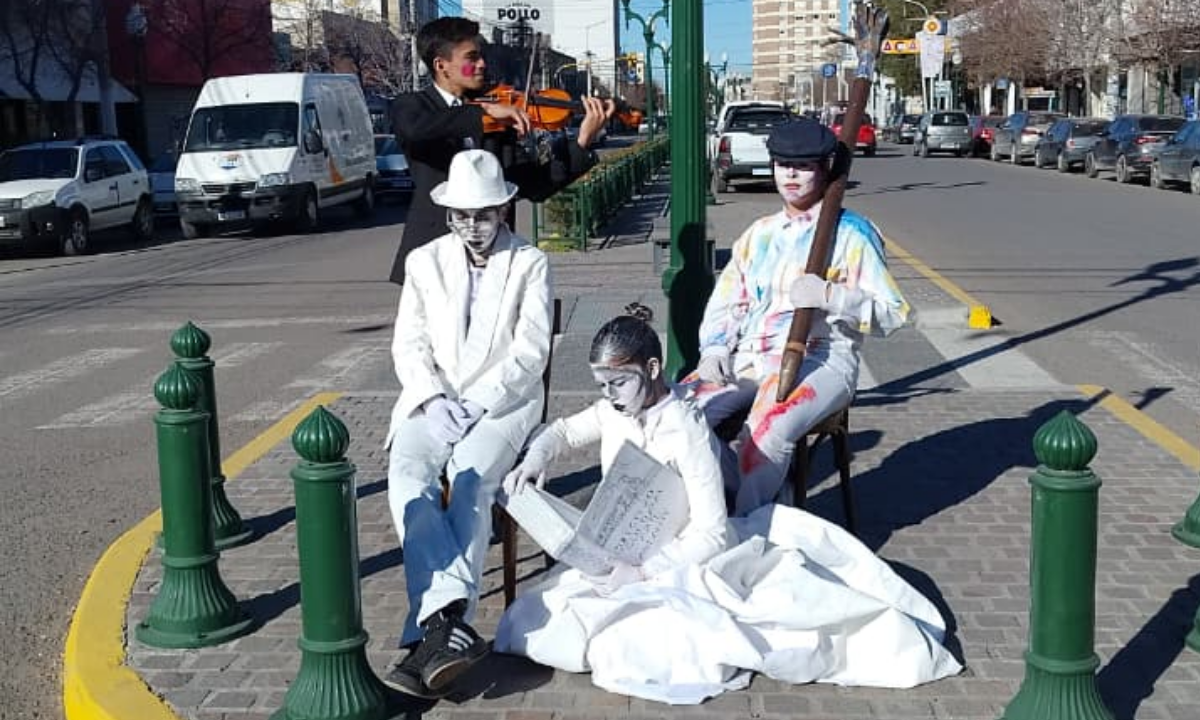 Estudiantes de la Escuela de Arte impulsan “Arte Andante”, un proyecto solidario para acercar arte a la comunidad