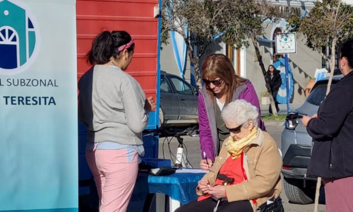 Personal del Hospital Santa Teresita realizó controles y vacunación en la plaza de Rawson