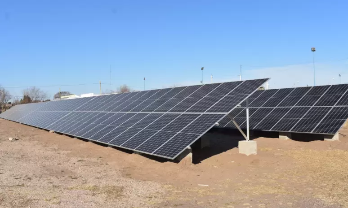Gustavo Menna destacó que el parque solar de Paso de Indios permitirá cambiar la matriz energética del interior provincial