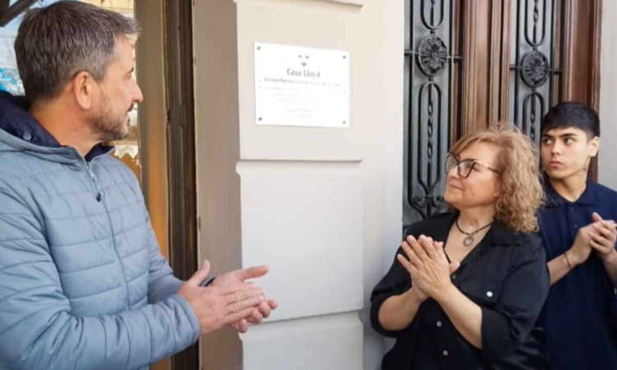 Una placa que une historia y presente en la ex Casa Lloyd