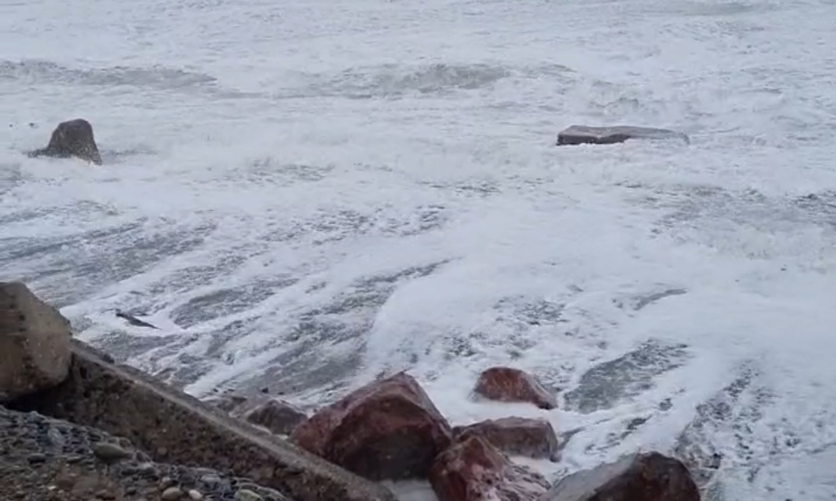 Villagrán llevó tranquilidad tras la marejada en Playa Unión y descartó riesgo de tsunami