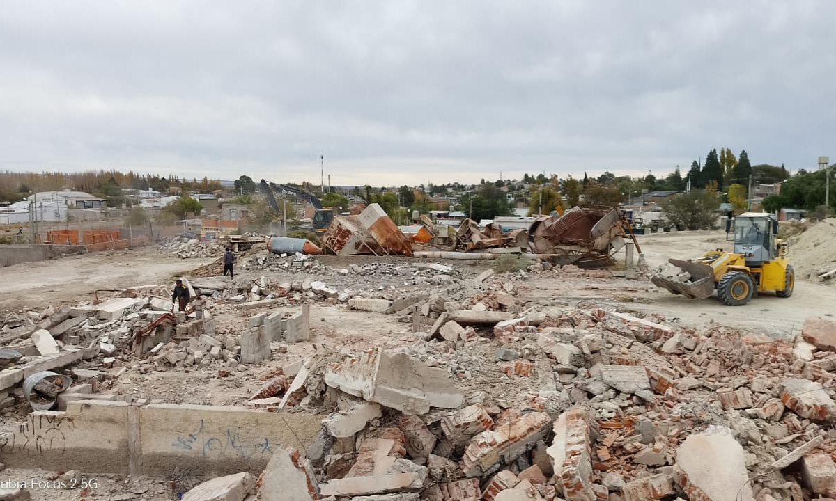Trelew: vecinos celebran la tan esperada demolición de la calera