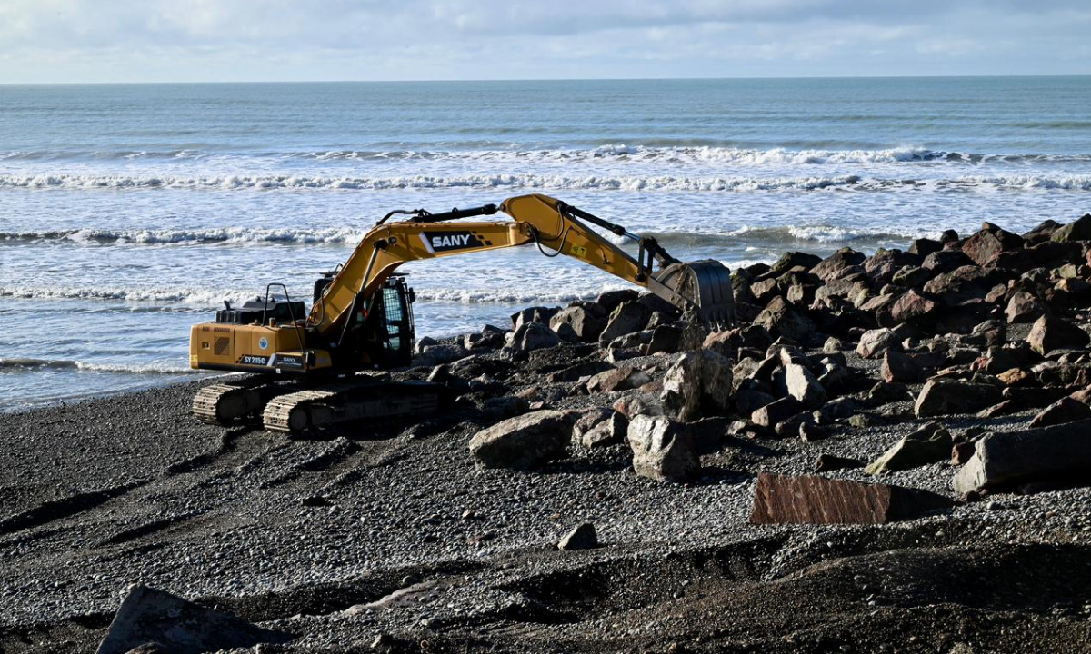 Provincia avanza con una obra estratégica para proteger la costa de Playa Unión del avance del mar