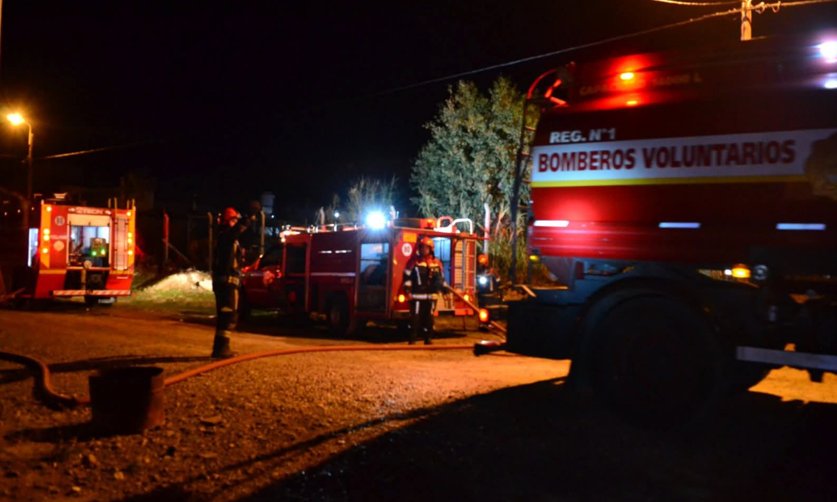 Importante incendio afectó una vivienda en Playa Cangrejales