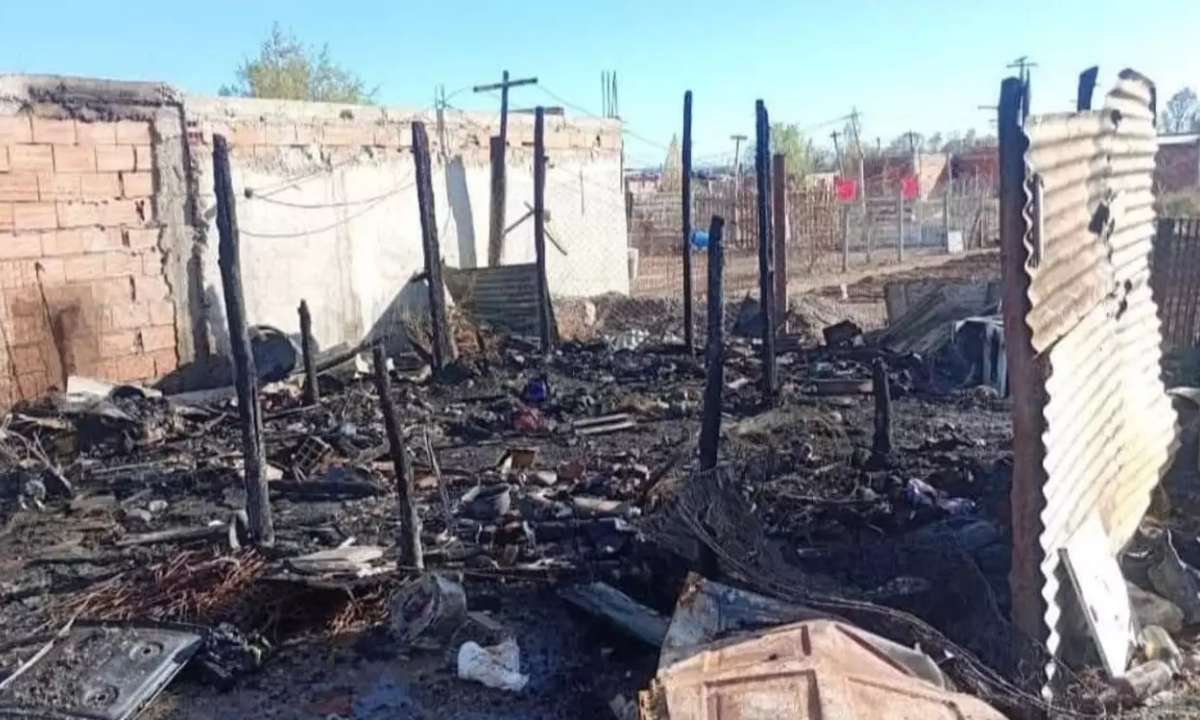 Incendio fatal en Trelew: una vivienda quedó destruida y murieron tres perros