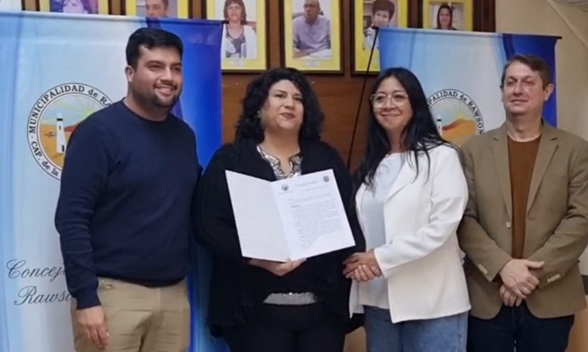 Concejales de Rawson distinguieron a la docente Alicia Peralta por presentar un libro en Bogotá