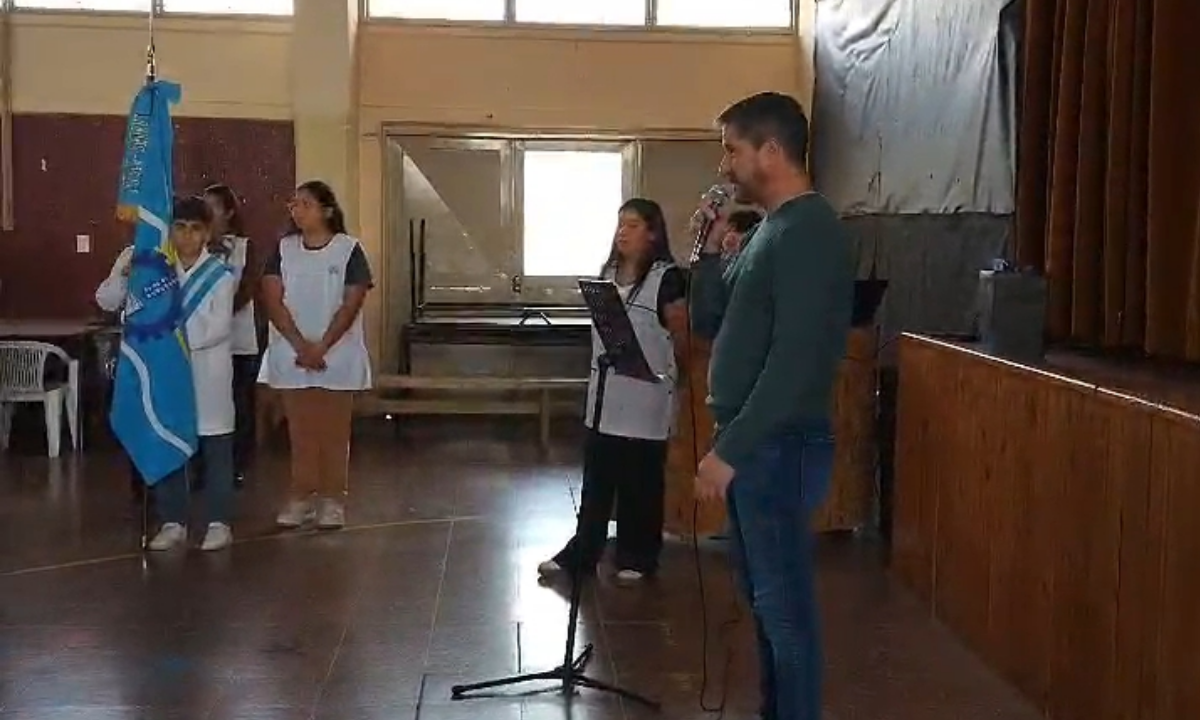 Merino entregó la bandera de Trelew a la Escuela 165 y anunció gestiones para mejorar el acceso al establecimiento