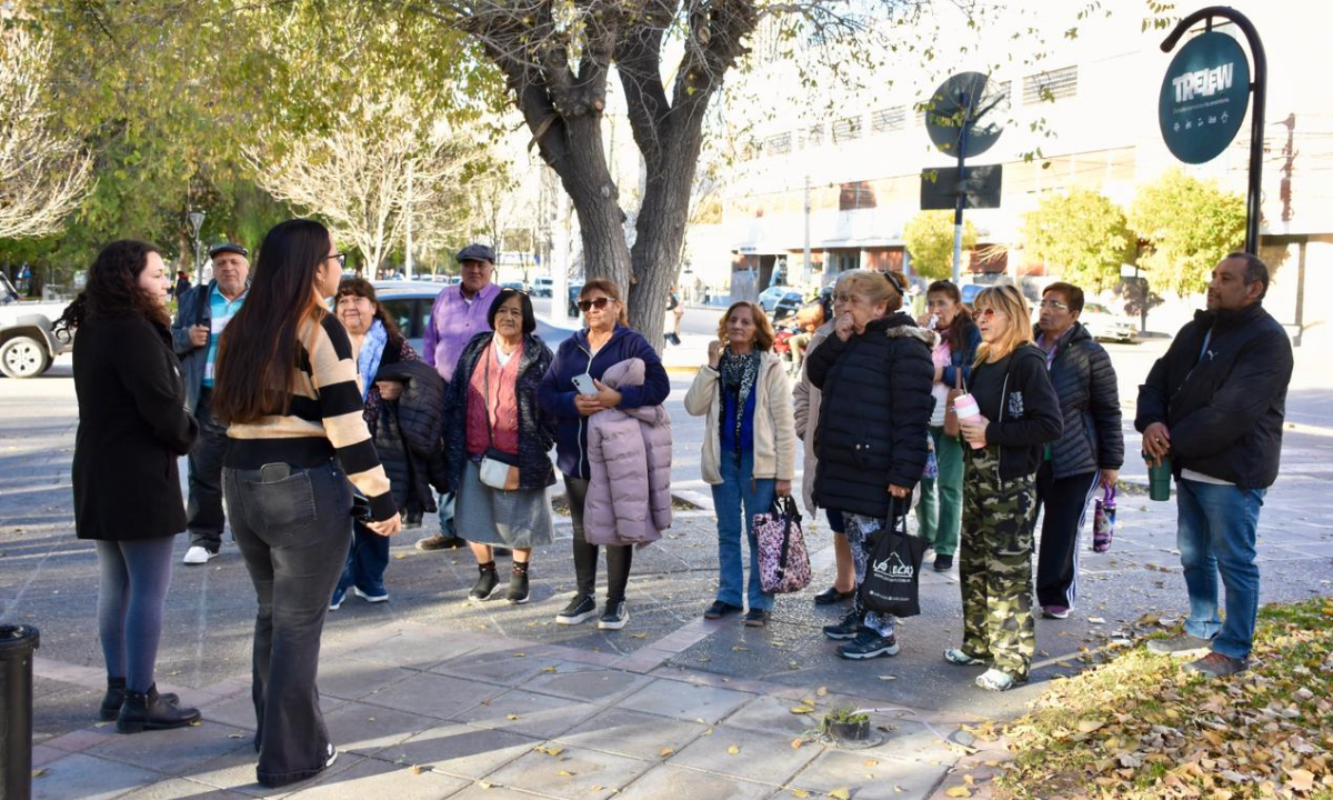 El Municipio de Trelew llevó a adultos mayores por un recorrido turístico y cultural por el centro de la ciudad