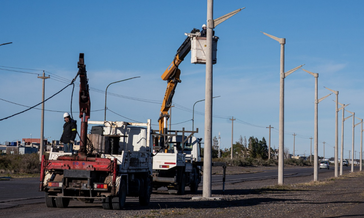 La Cooperativa comenzó el tendido eléctrico sobre la avenida Marcelino González, una arteria histórica sin iluminación en Playa Unión